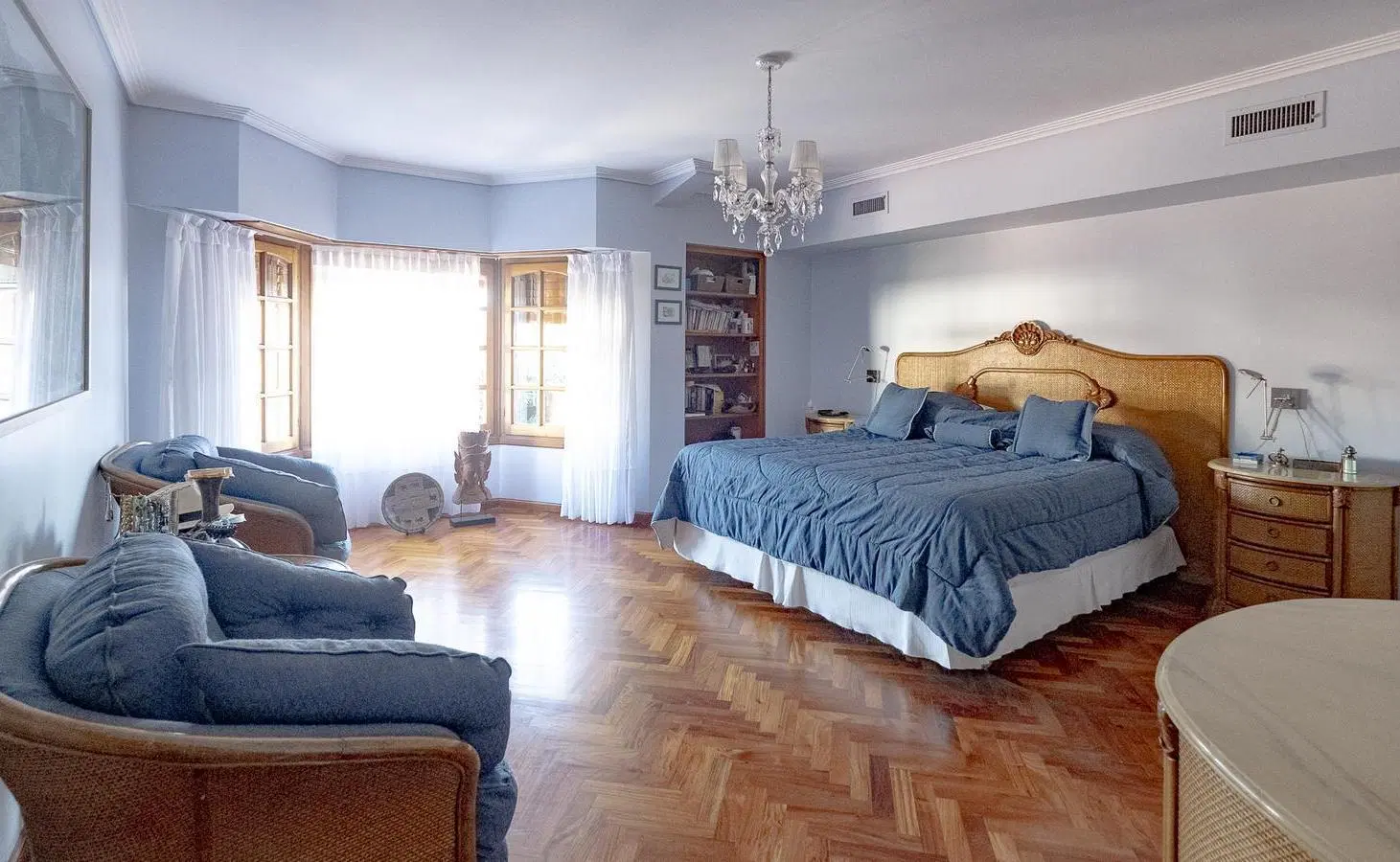 Venta de Casa con piscina, gimnasio y quincho en Villa Sarmiento 4