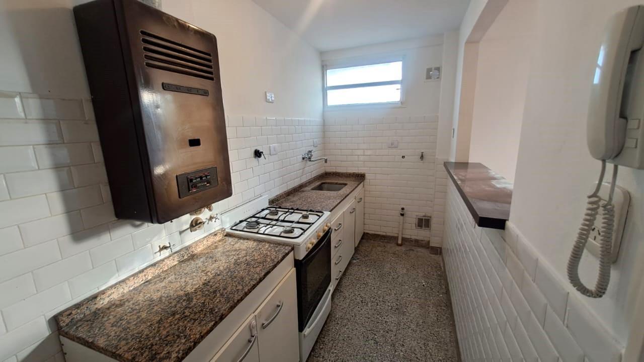 Foto de Alquiler Departamento 3 Ambientes con Terraza Común por Escalera en, imagen 2
