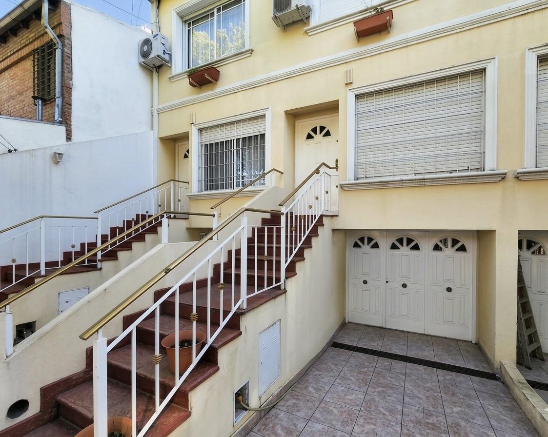 Foto de Venta Triplex 5 ambientes con patio y pileta, 3 cocheras, Saavedra, imagen 3