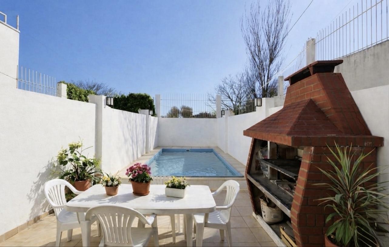 Foto de Venta Triplex 5 ambientes con patio y pileta, 3 cocheras, Saavedra, imagen 2