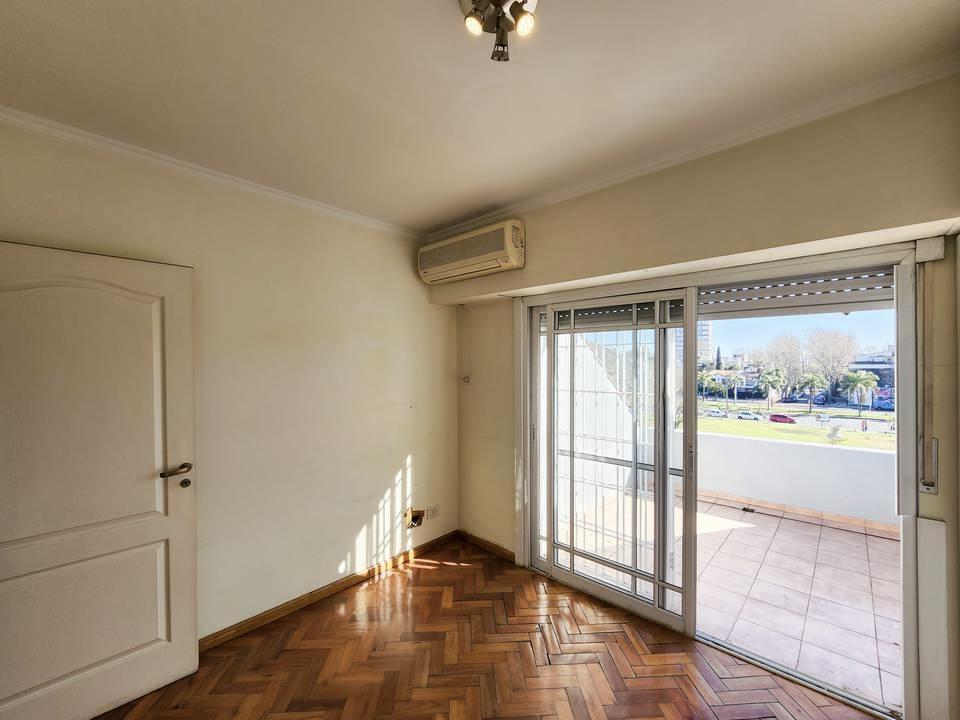 Foto de Venta Triplex 5 ambientes con patio y pileta, 3 cocheras, Saavedra, imagen 1
