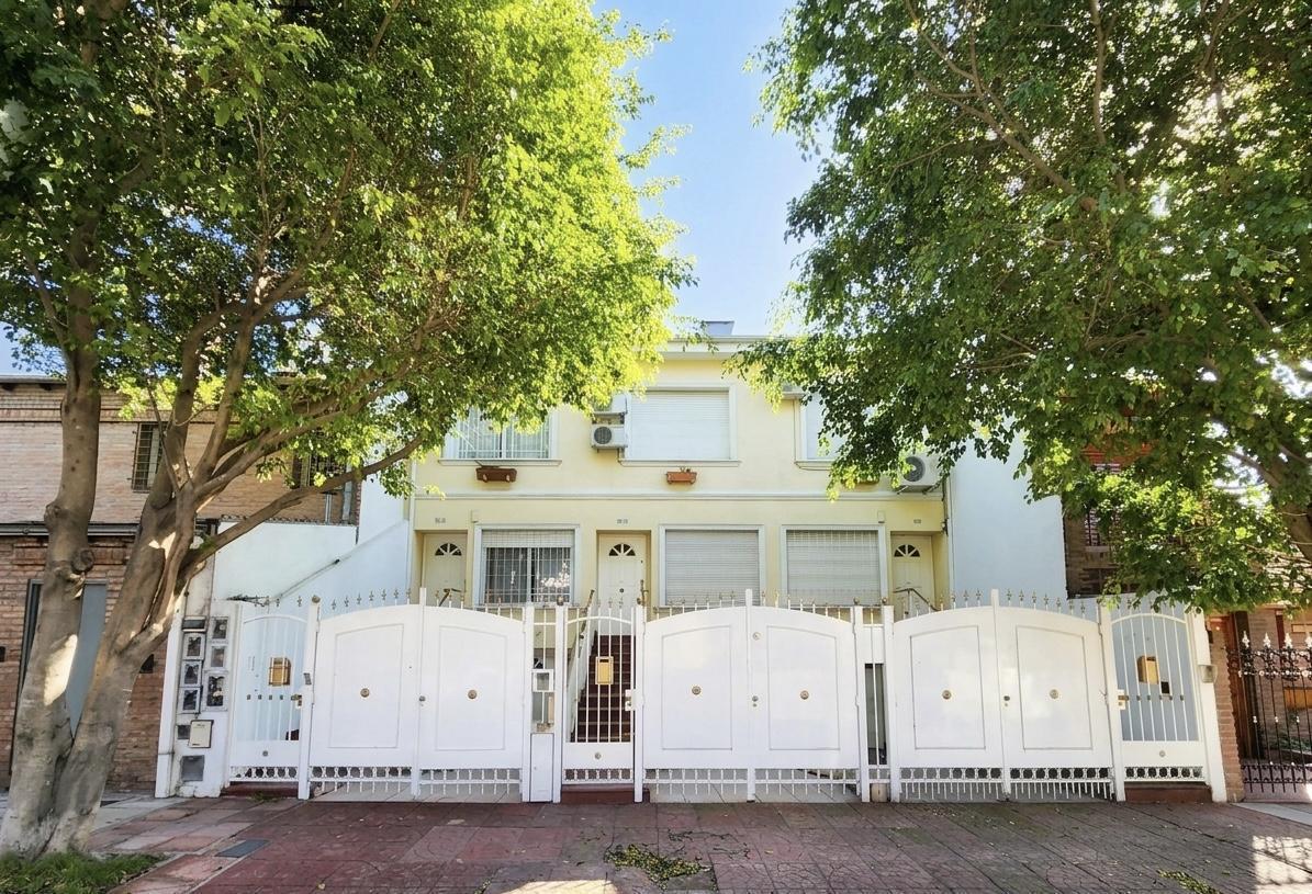 Foto de Venta Triplex 5 ambientes con patio y pileta, 3 cocheras, Saavedra, imagen 4