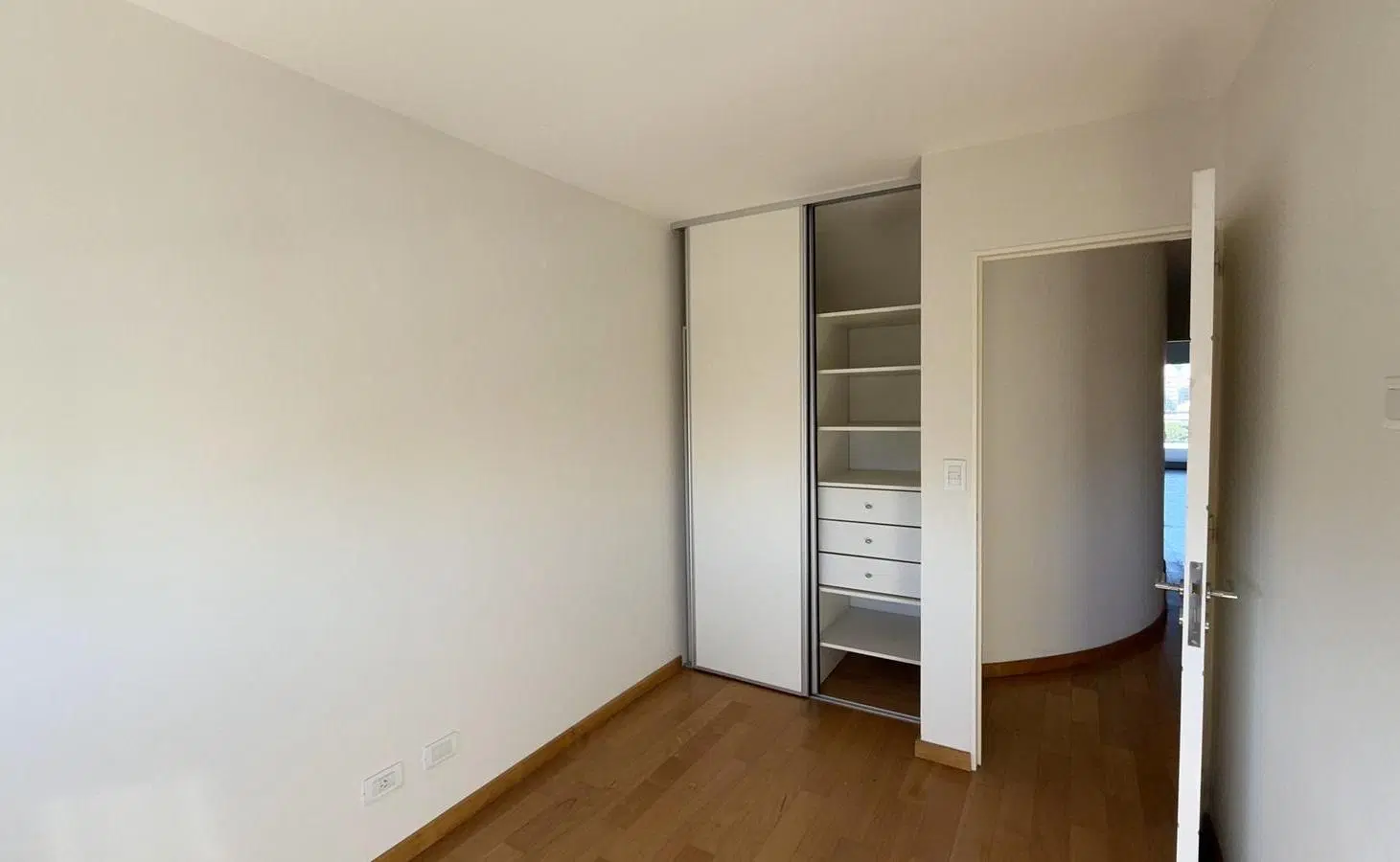 Venta Departamentos Dos Dormitorios Suite Radiadores Balcon Ventilacion Cruzada Cochera. Lourdes 2