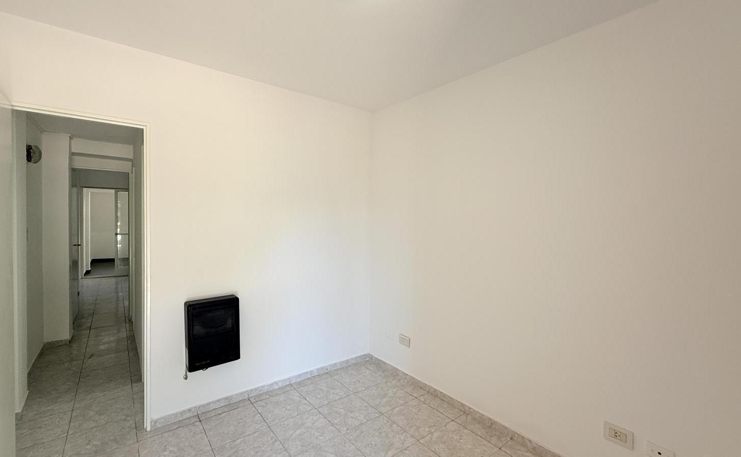 Foto de Venta/Permuta Departamento Un Dormitorio Con Patio Apto Profesional, imagen 2