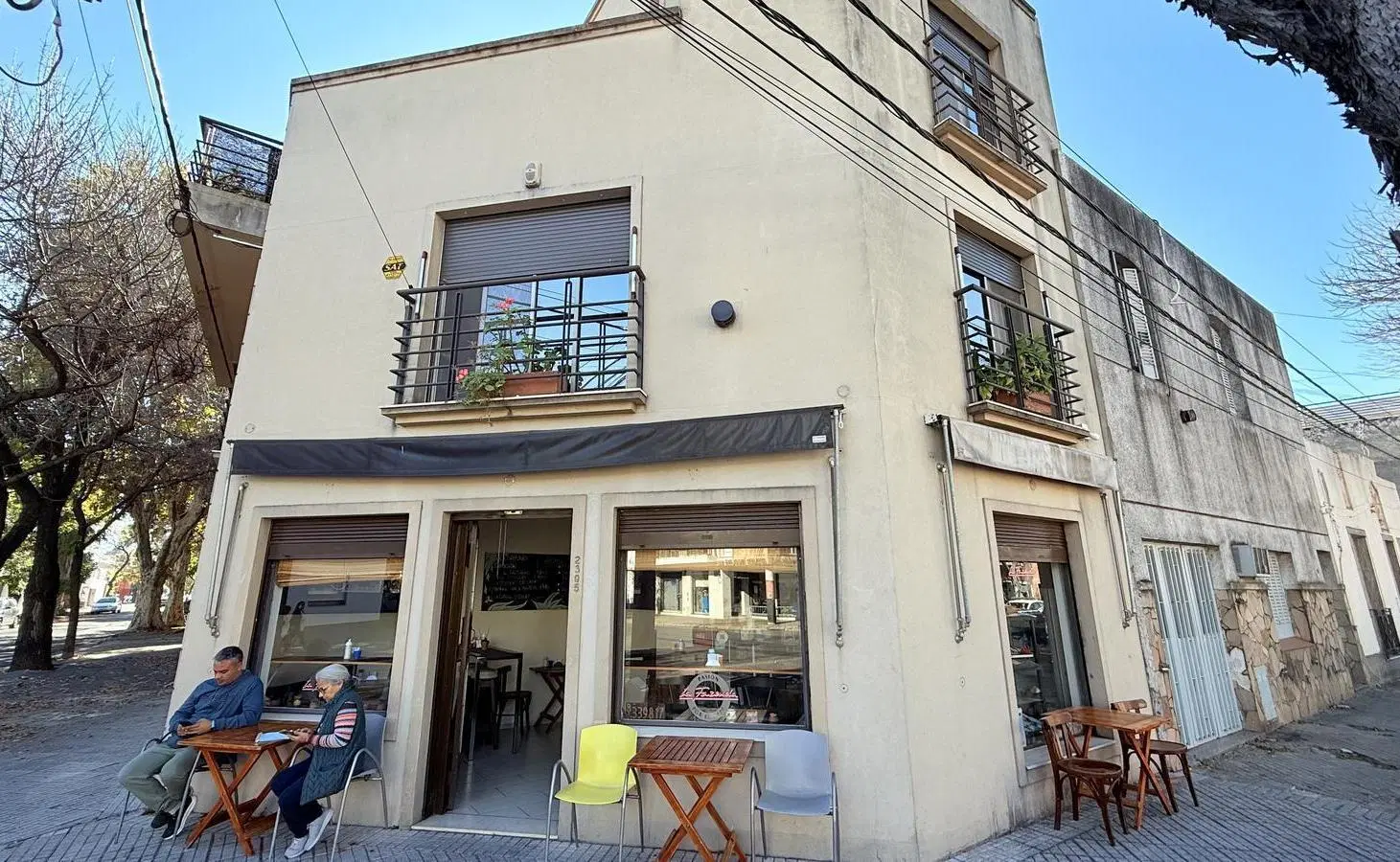Venta/Permuta Casa 3 Dormitorios Cochera Doble Terraza Y Local Comercial. Abasto 3