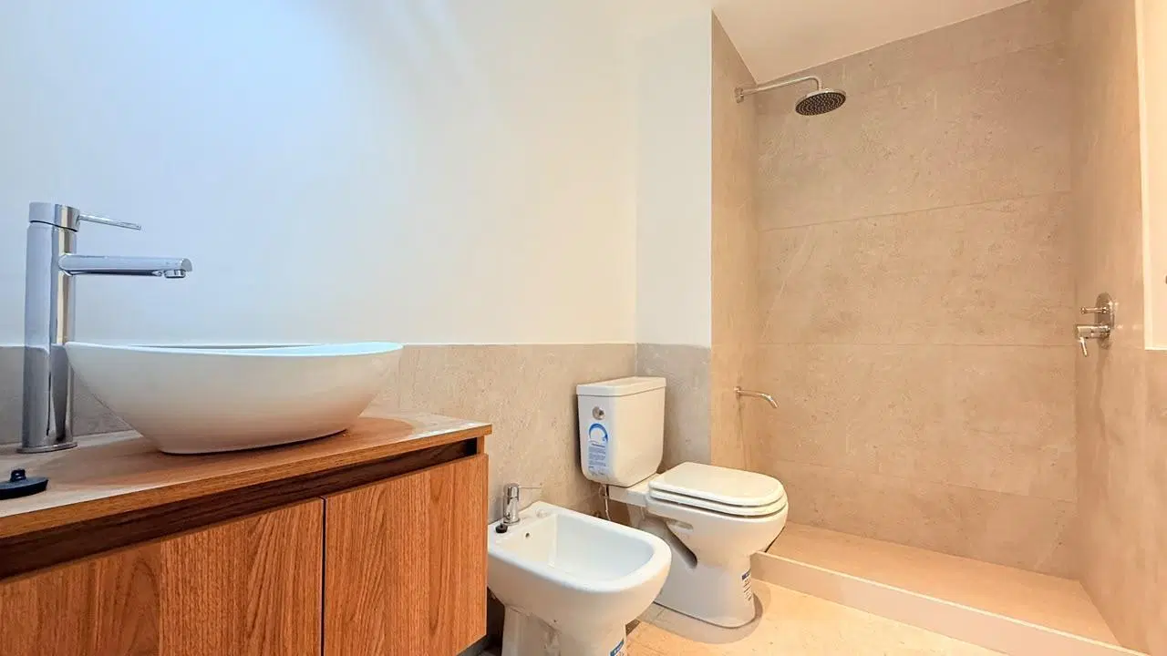 Venta Departamento Dos Dormitorios Suite Planta Baja Patio Reciclado de Autor. Centro 8