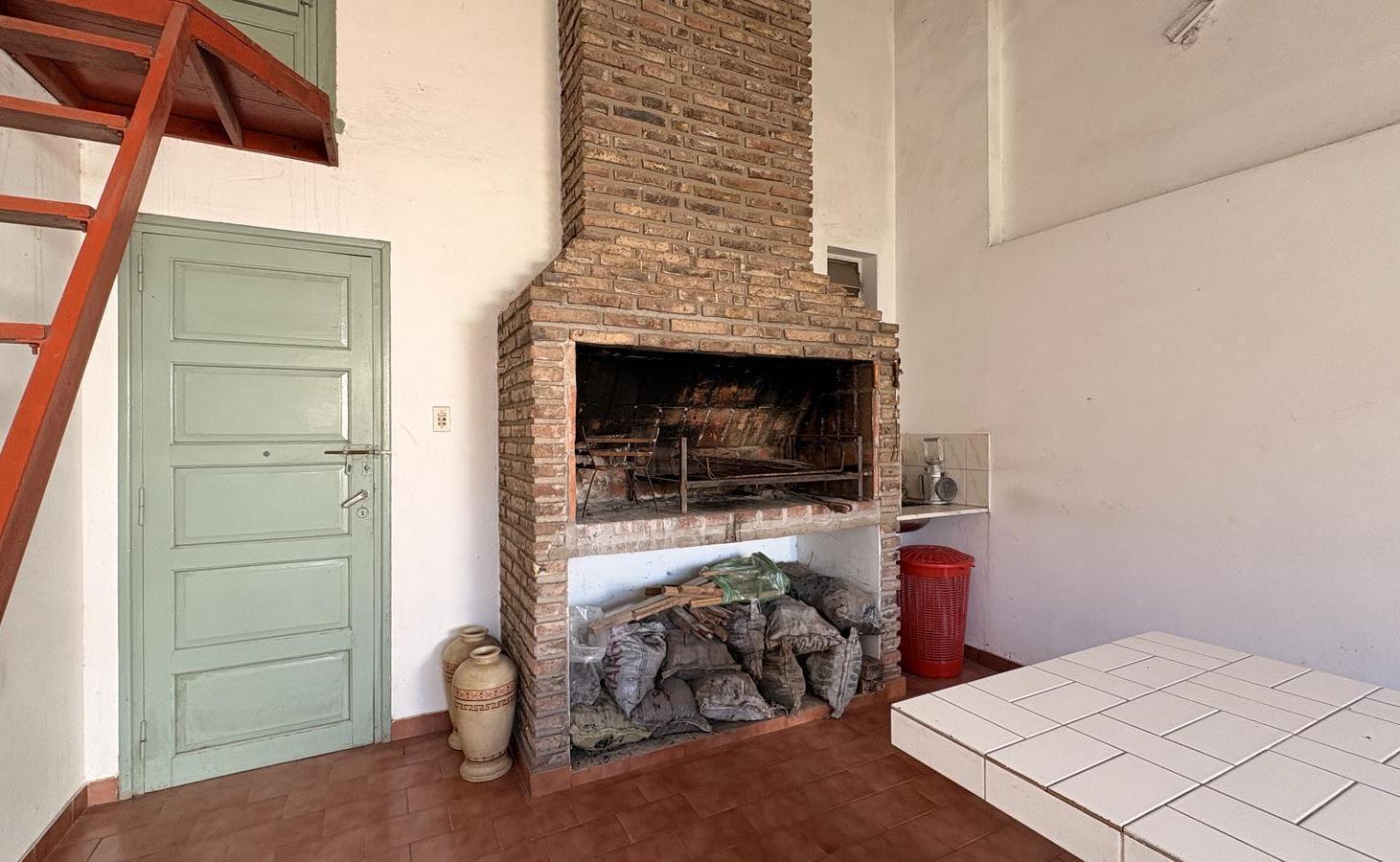 Foto de Casa Con Jardin Parquizado Y Galpon Esquina Apto Comercial. Zona 1 Funes, imagen 3