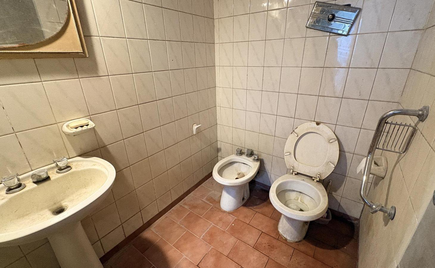 Foto de Casa Con Jardin Parquizado Y Galpon Esquina Apto Comercial. Zona 1 Funes, imagen 1
