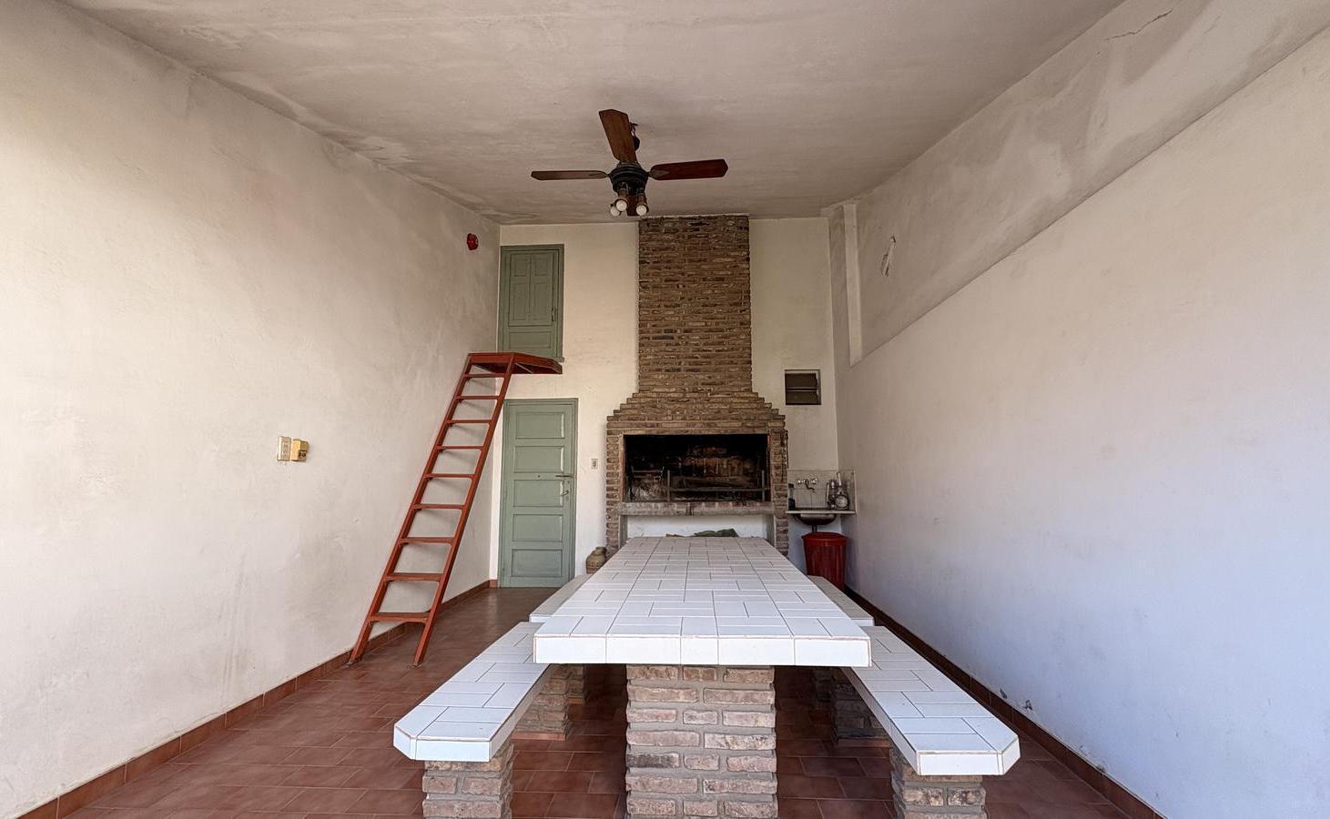 Foto de Casa Con Jardin Parquizado Y Galpon Esquina Apto Comercial. Zona 1 Funes, imagen 5