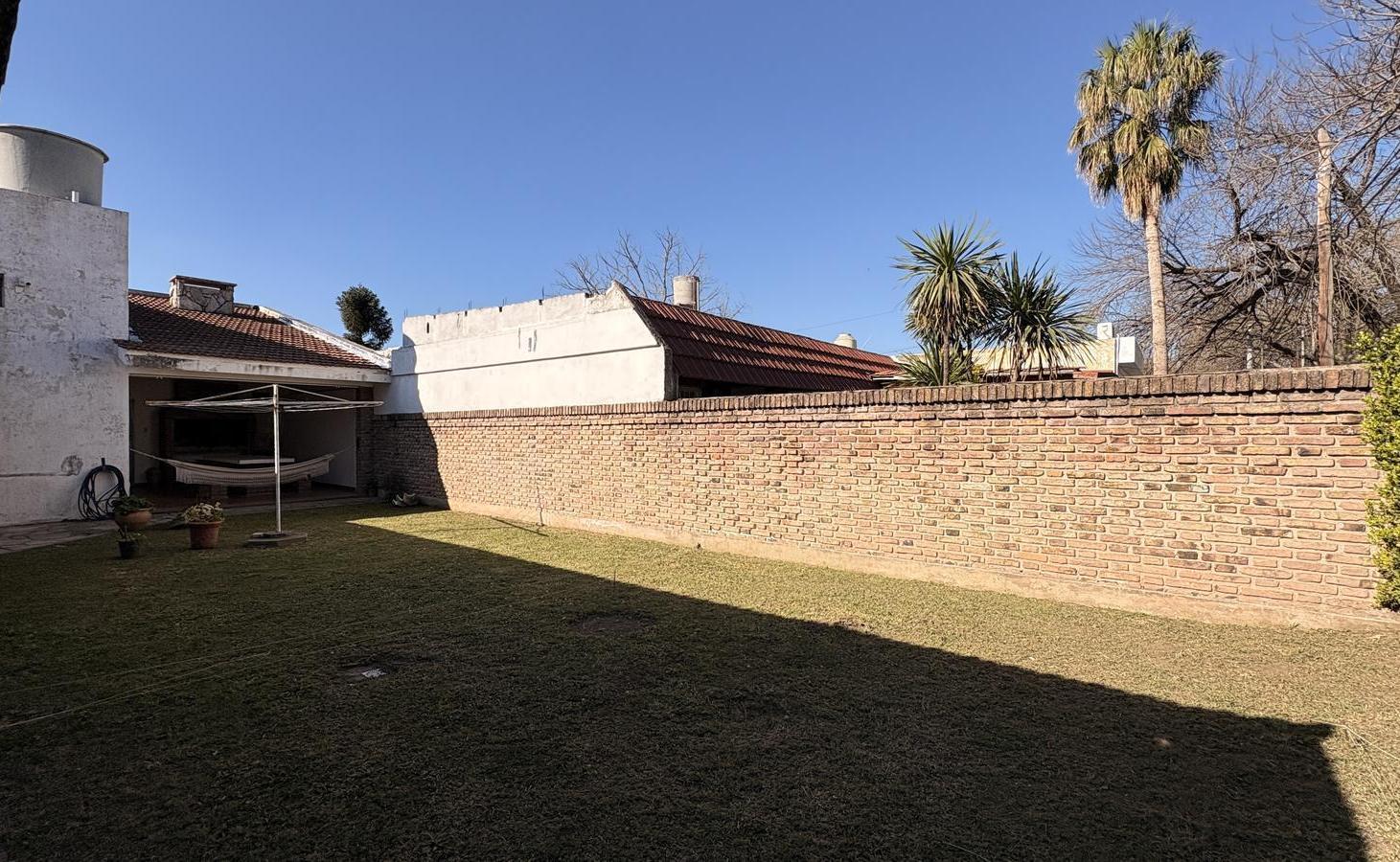 Foto de Casa Con Jardin Parquizado Y Galpon Esquina Apto Comercial. Zona 1 Funes, imagen 4