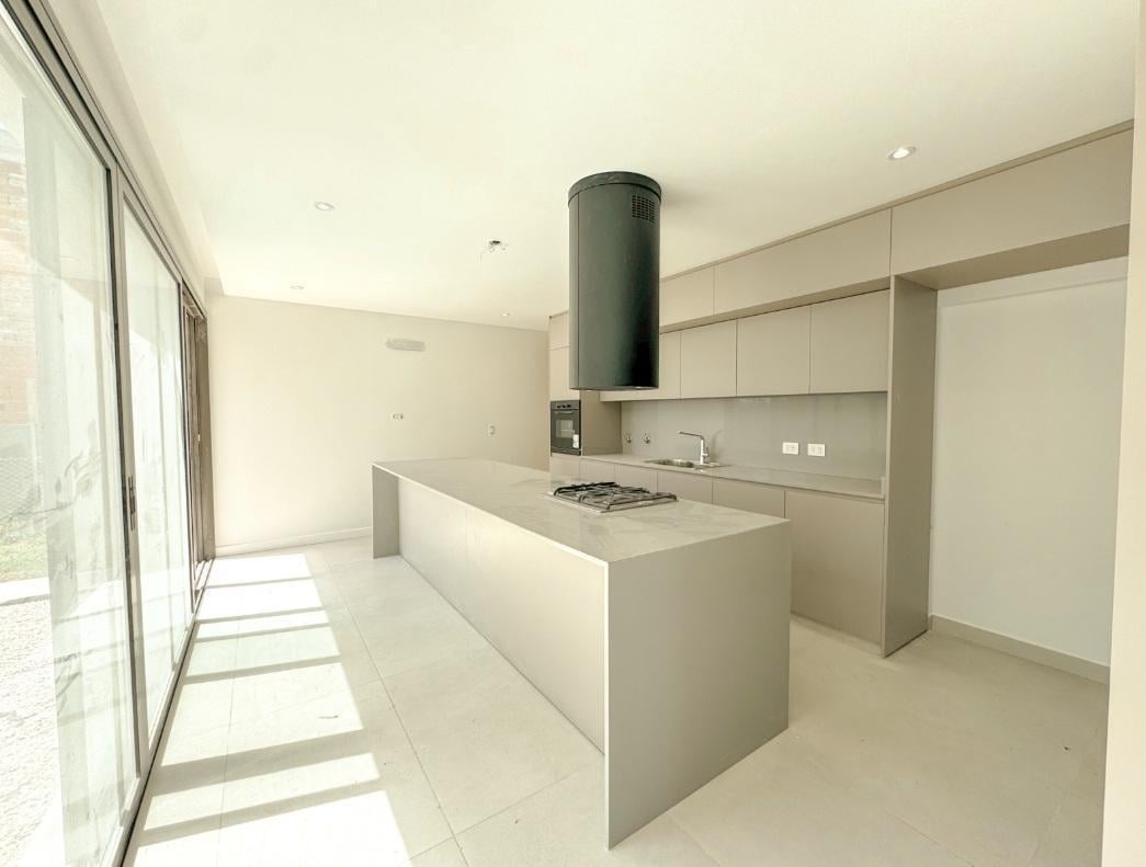 Foto de Venta Casa 4 Dormitorios 2 Master Suite Cochera Doble Piscina. Vida, imagen 3