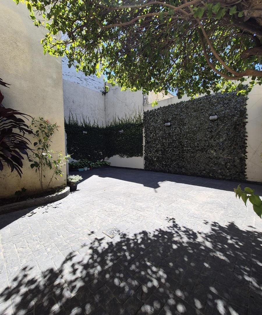 Foto de Venta/ Permuta Casa Esquina 3 Dormitorios Cochera Patio Pichincha, imagen 4
