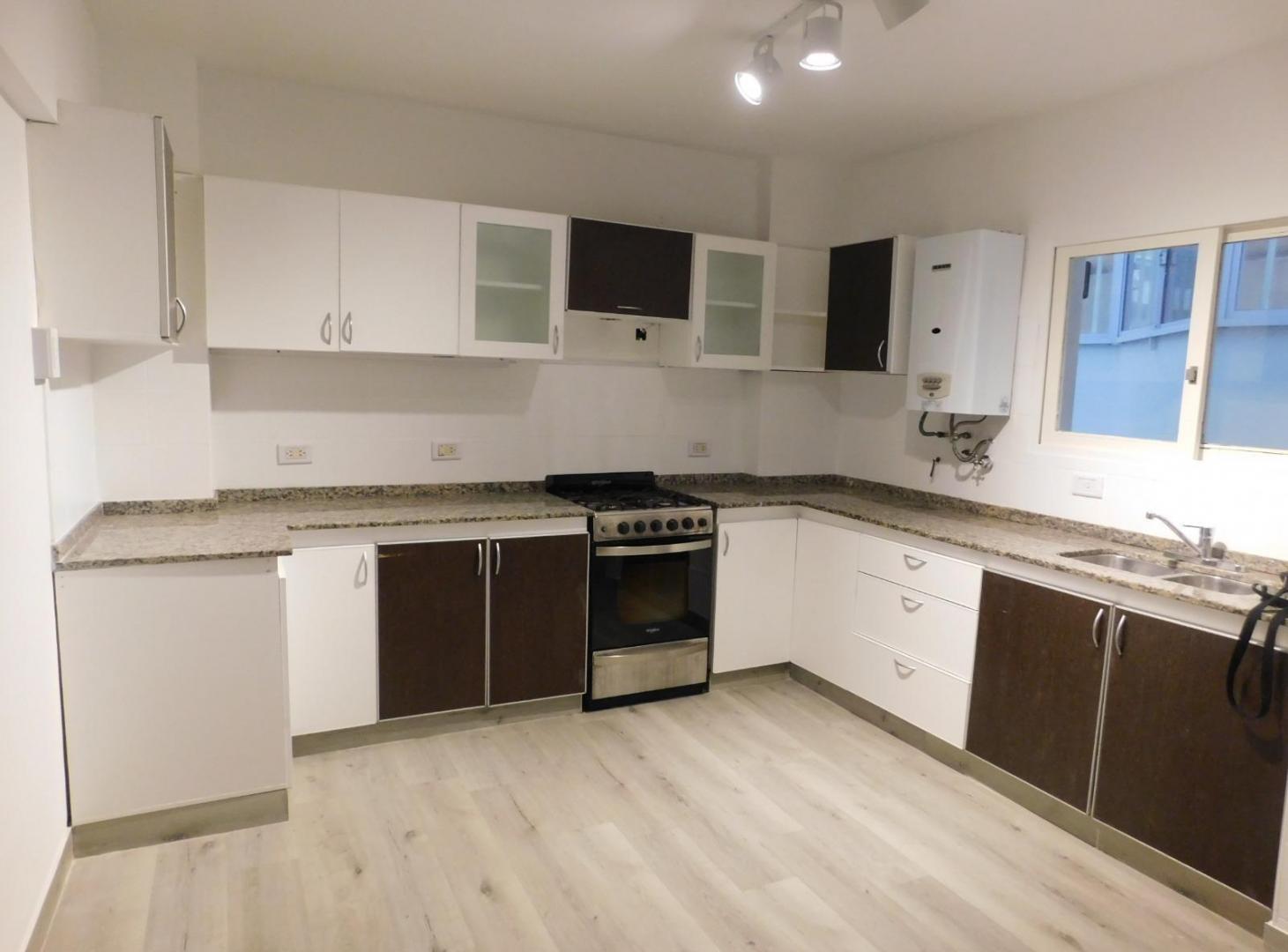 Foto de Departamento 3 dormitorios, cochera, patio exclusivo, balcon al frente, imagen 1