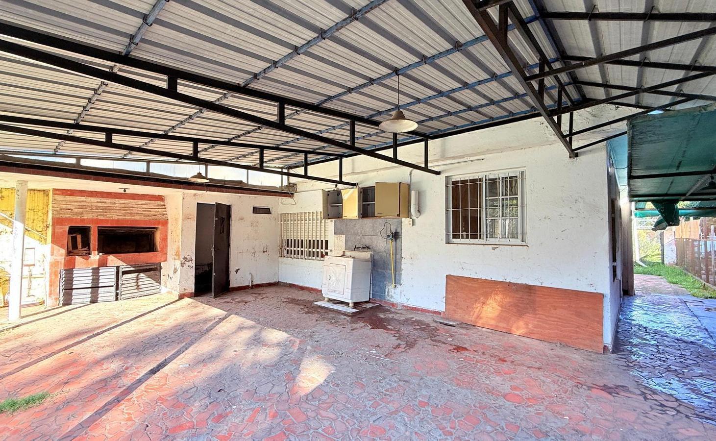 Foto de Venta Casa Dos Dormitorios Cochera Triple Quincho Jardin. Villa Amelia, imagen 3
