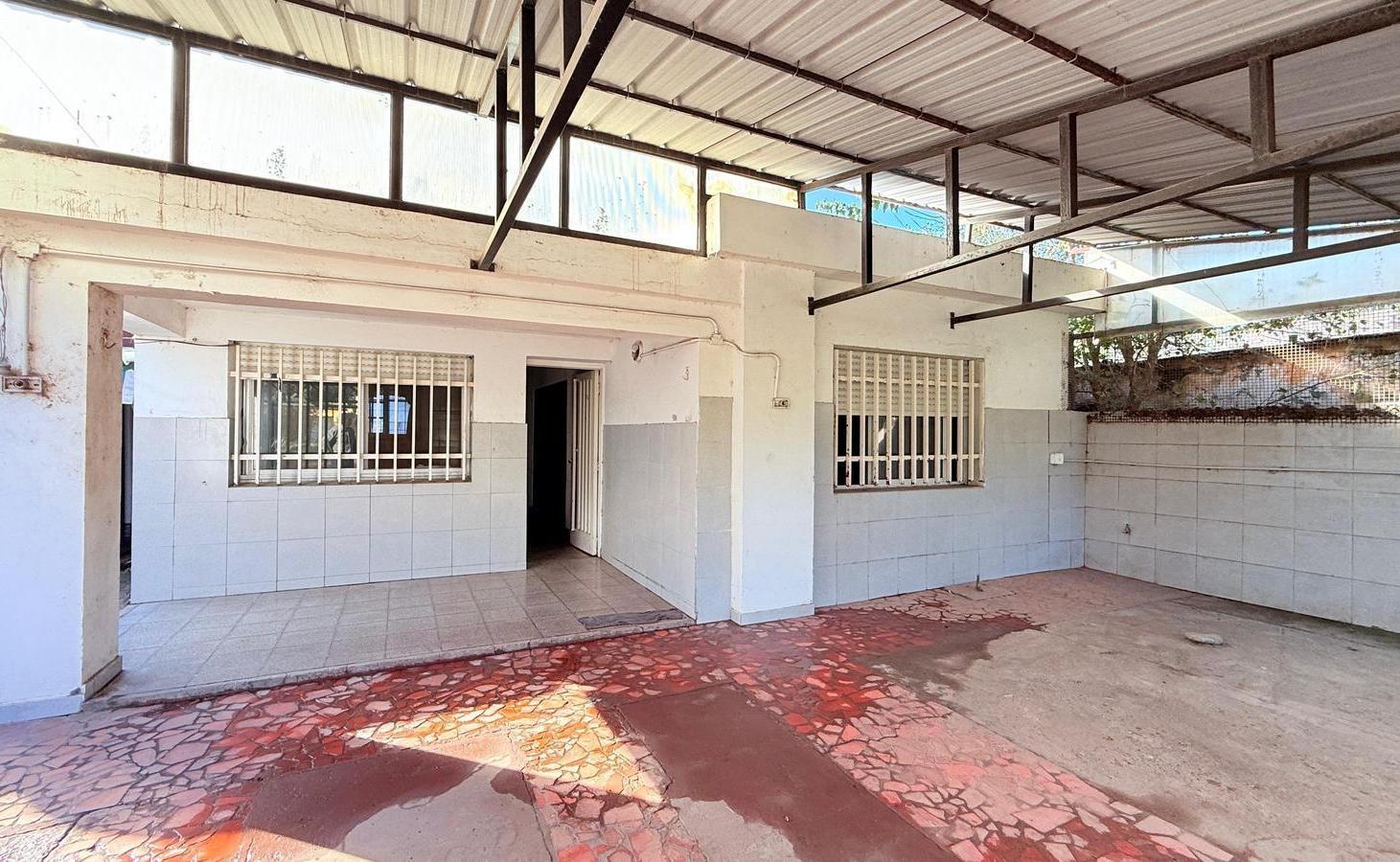 Foto de Venta Casa Dos Dormitorios Cochera Triple Quincho Jardin. Villa Amelia, imagen 2