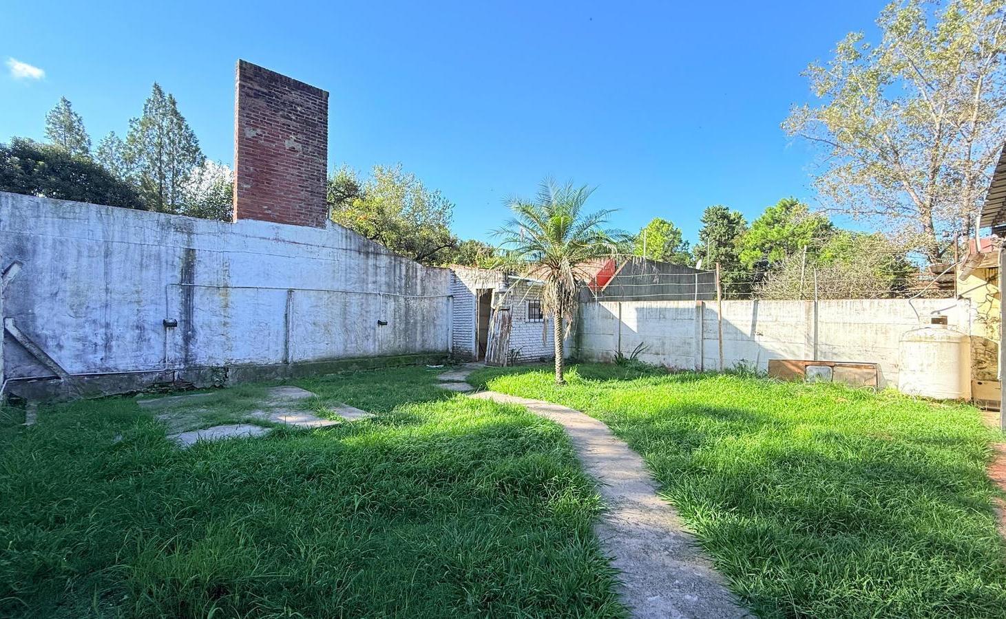 Foto de Venta Casa Dos Dormitorios Cochera Triple Quincho Jardin. Villa Amelia, imagen 1