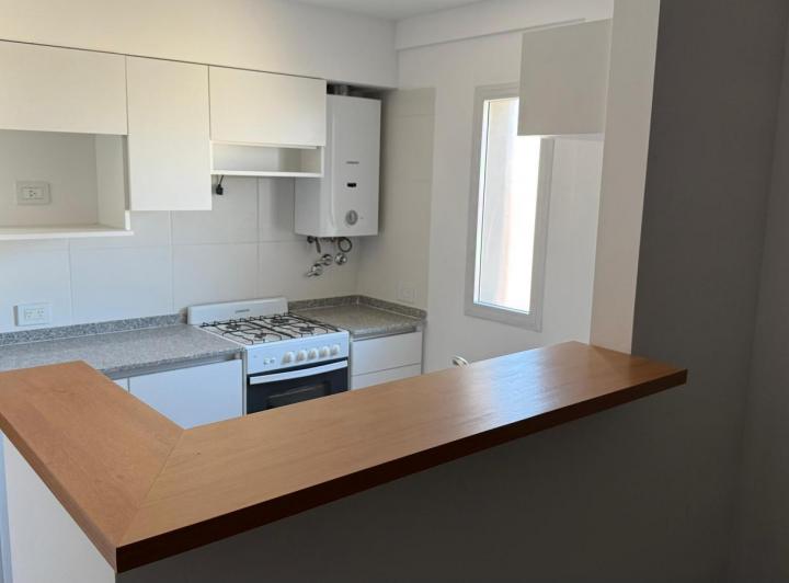 Departamento de 1 dormitorio al frente en barrio Lourdes