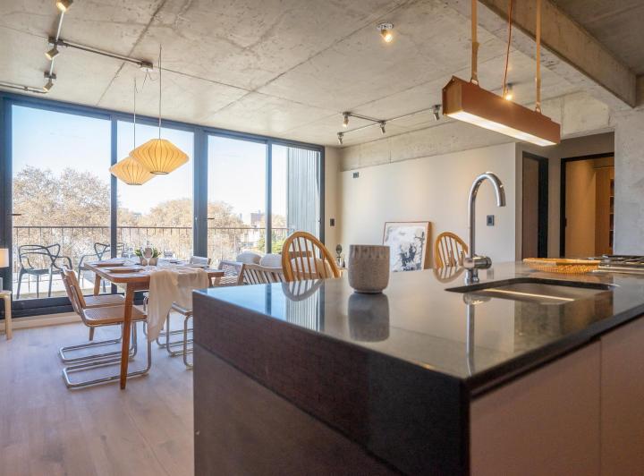 Departamento moderno de 2 dormitorios con balcón en Pichincha