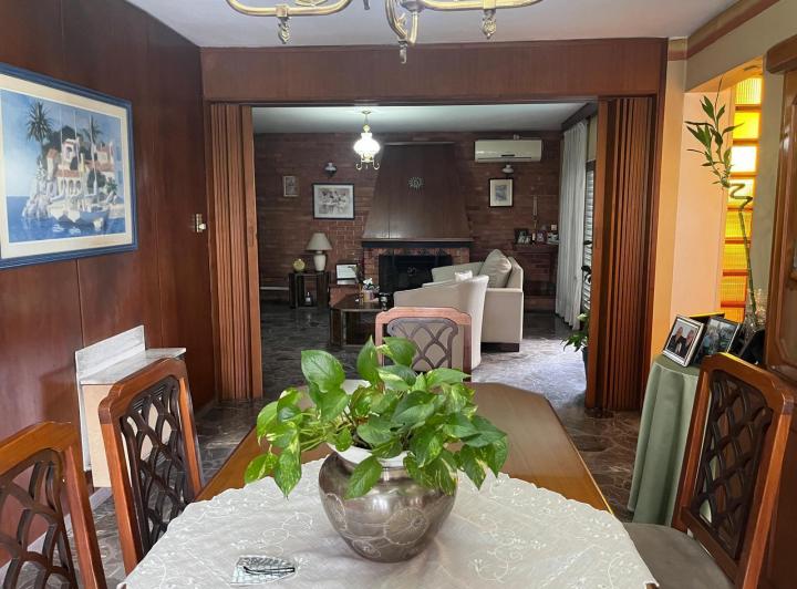 Casa de 4 dormitorios con terraza, parrilla y pileta 4