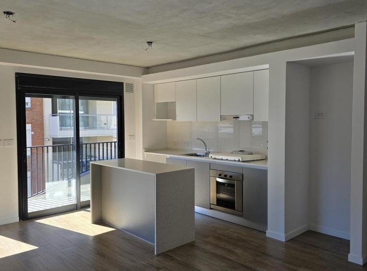 Departamento de 1 dormitorio con balcón en L en zona centro