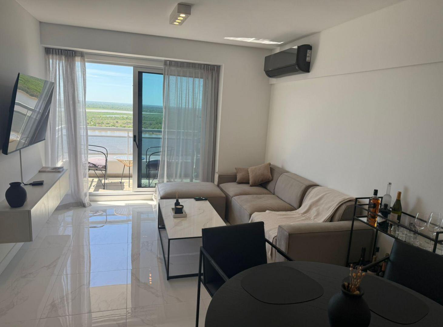 Departamento de 1 dormitorio con cochera y vista al rio en MAUI