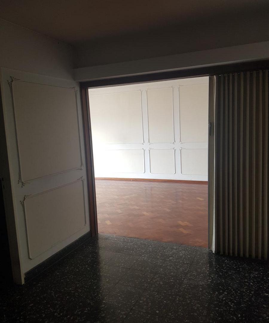Departamento de 3 dormitorios con balcon al frente en zona centro