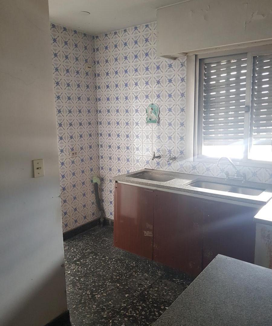Departamento de 3 dormitorios con balcon al frente en zona centro