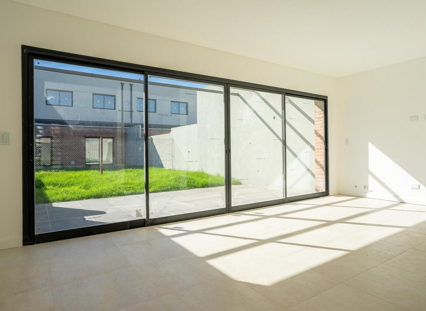 Casa de 3 dormitorios con galeria, parrillero y cocheras en Fisherton