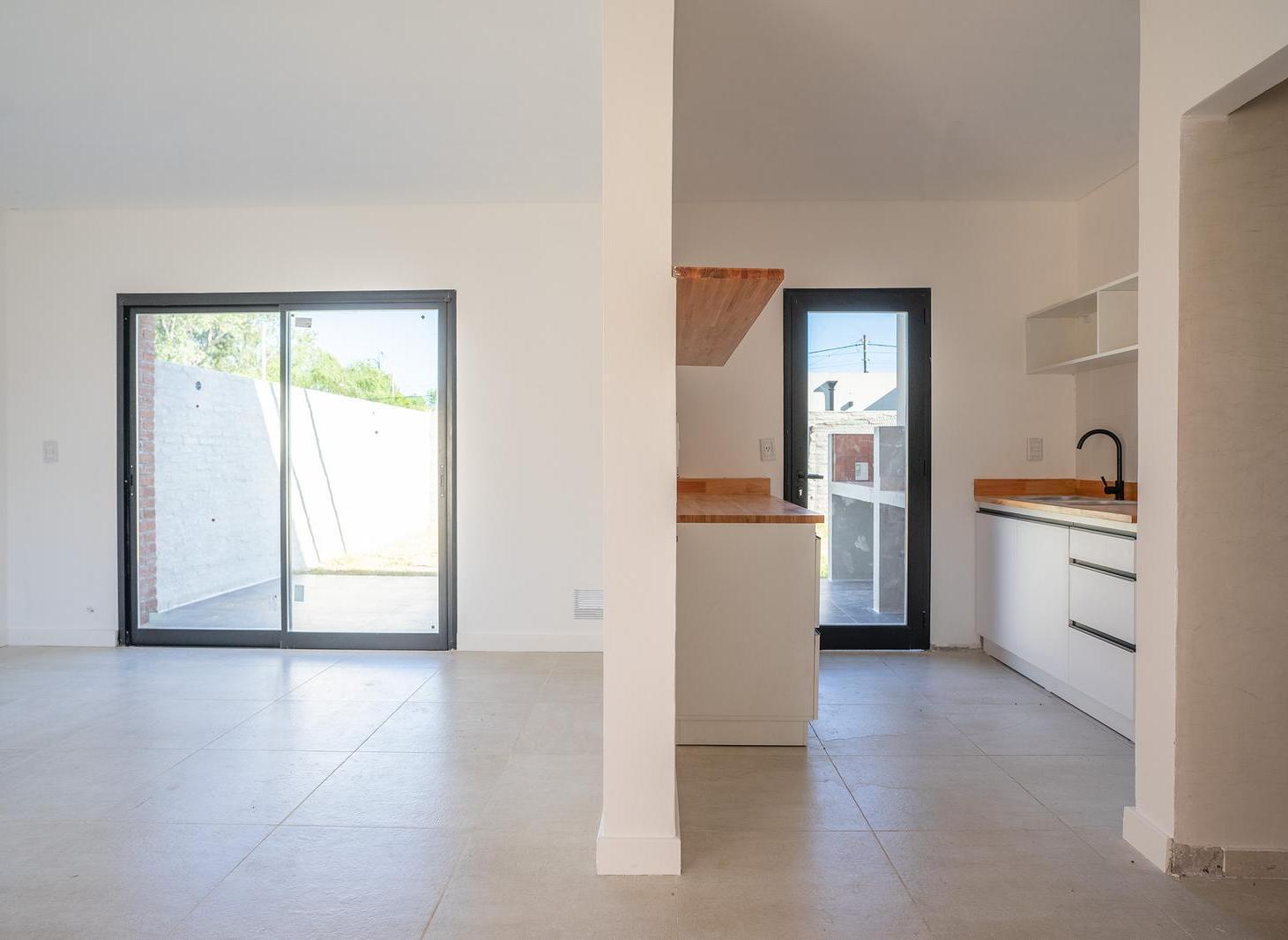 Casa de 3 dormitorios con galeria, parrillero y cochera en Fisherton