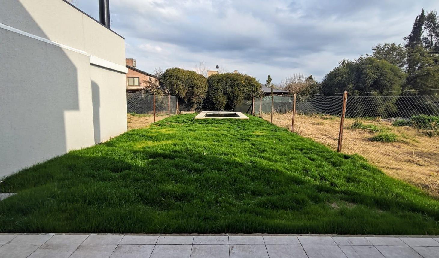 Casa de 3 dormitorios a estrenar frente al Colegio Mirasoles