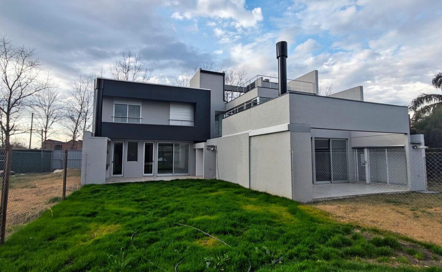 Casa de 3 dormitorios a estrenar frente al Colegio Mirasoles
