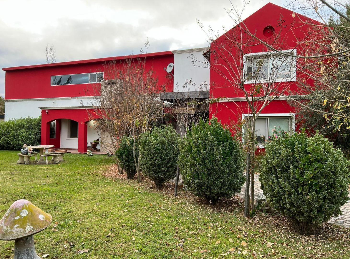Casa de 4 dormitorios con 2 cocheras en Barrio Los Raigales Roldan