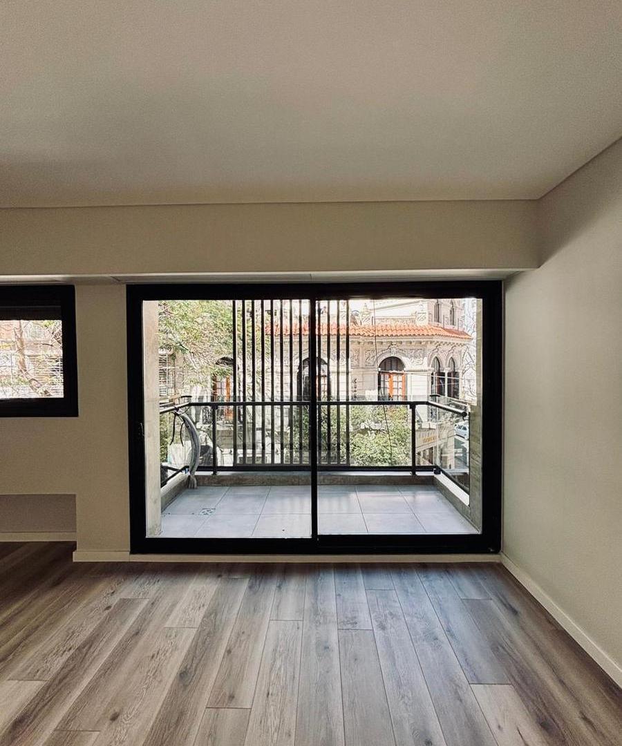 Departamento DUPLEX de 2 dormitorios con radiadores a metros de Bv. Oroño