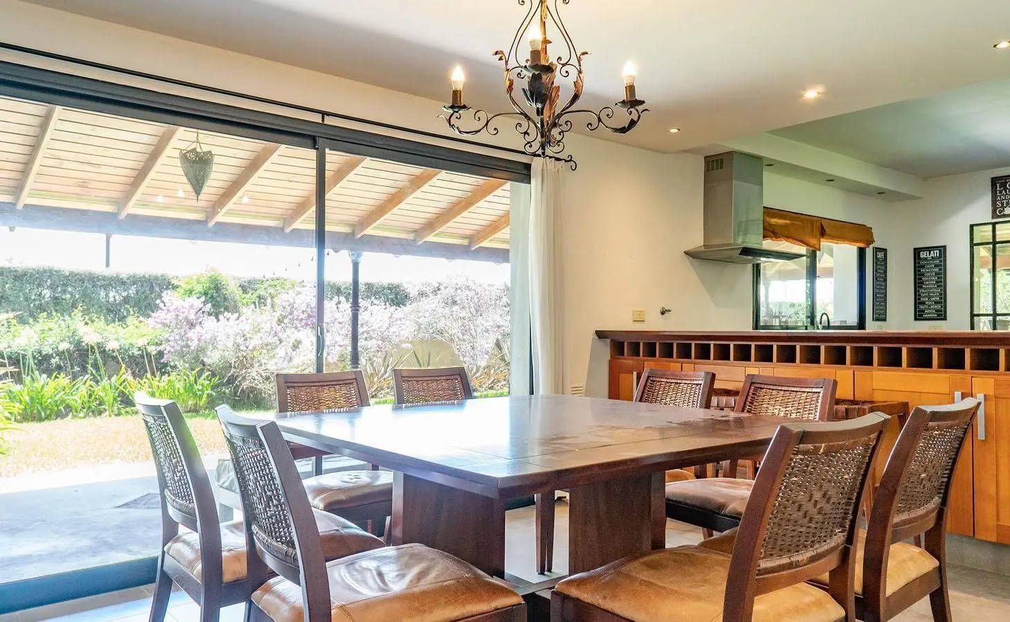 Casa de 4 dormitorios con piscina en Barrio Cerrado Cadaques Funes Hills 2