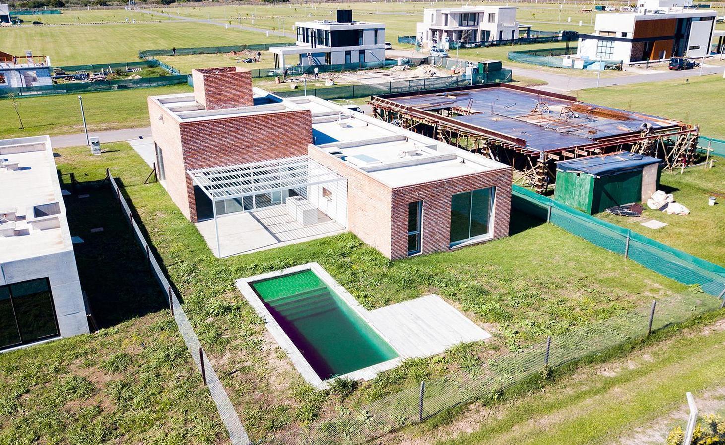 Casa de diseño de 3 dormitorios con jardin, pileta y cocheras en La Finca Funes