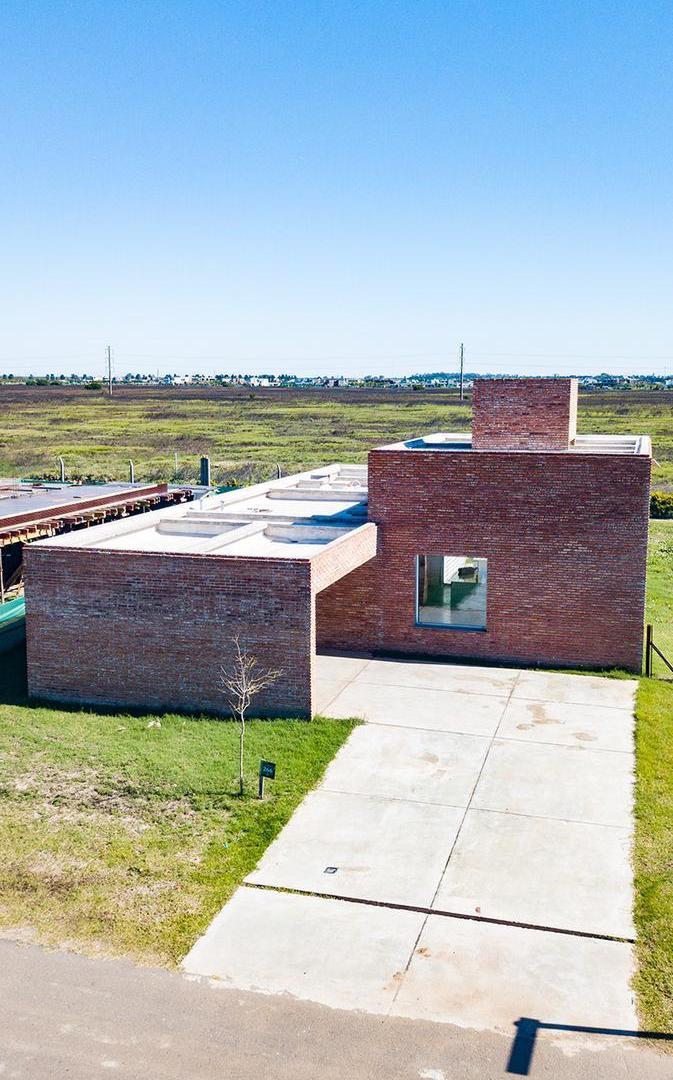 Casa de diseño de 3 dormitorios con jardin, pileta y cocheras en La Finca Funes
