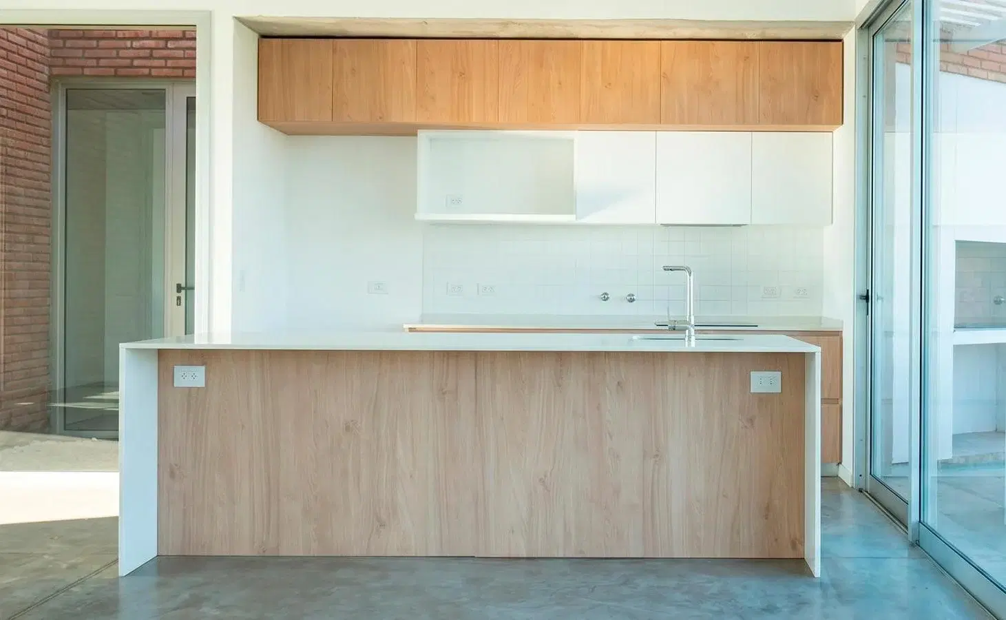 Casa de diseño de 3 dormitorios con jardin, pileta y cocheras en La Finca Funes 4