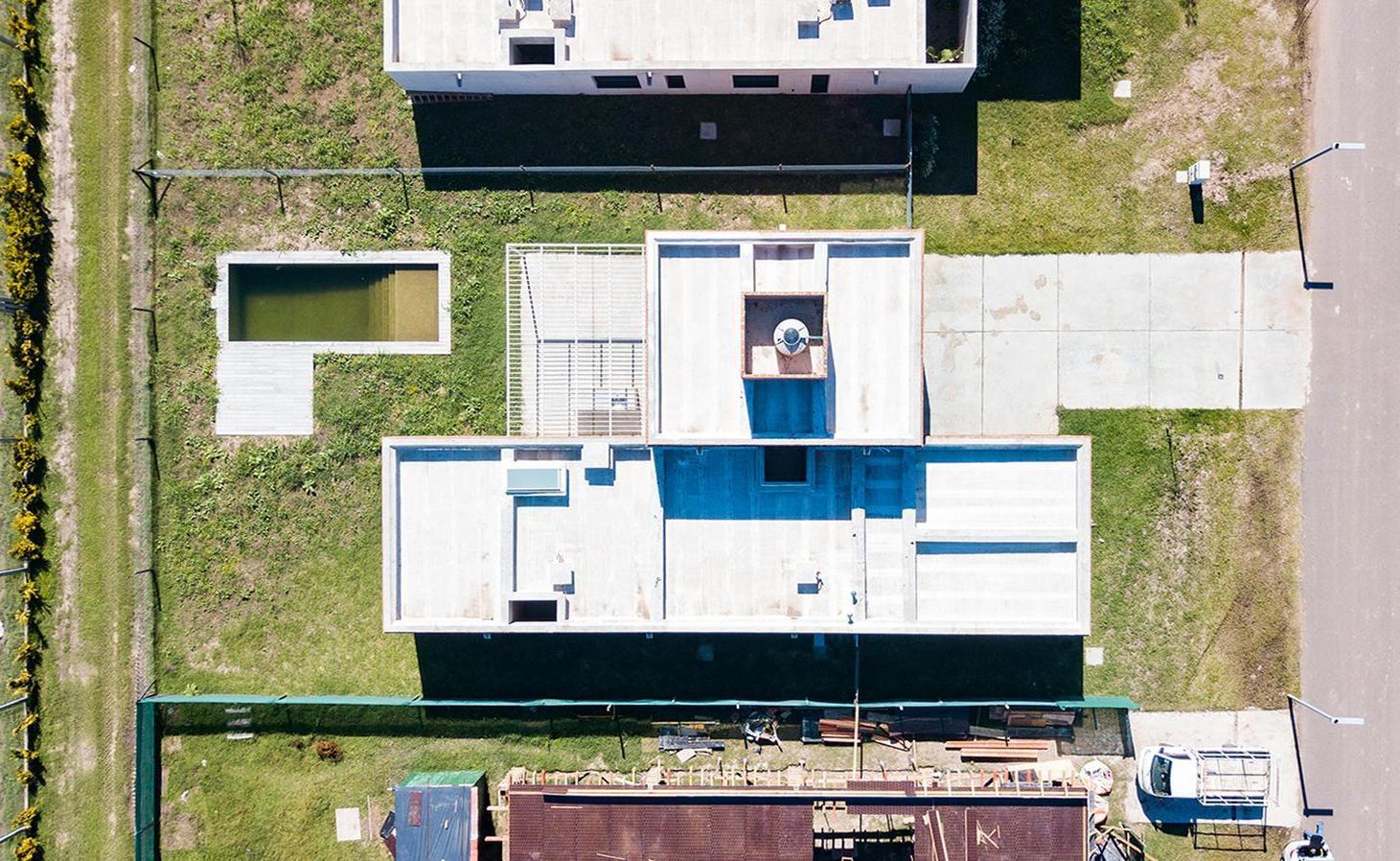 Casa de diseño de 3 dormitorios con jardin, pileta y cocheras en La Finca Funes