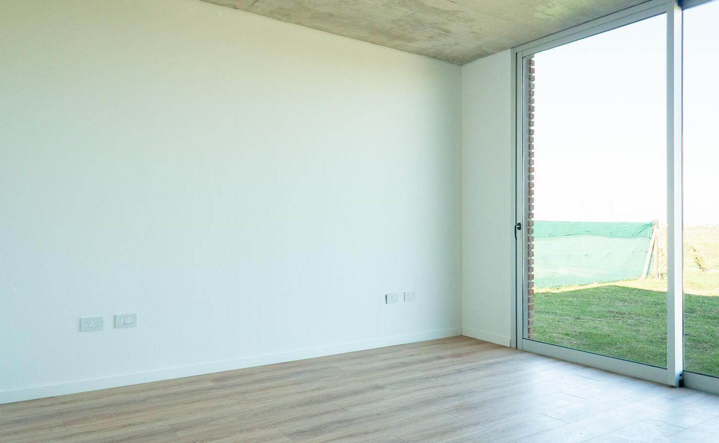 Casa de diseño de 3 dormitorios con jardin, pileta y cocheras en La Finca Funes