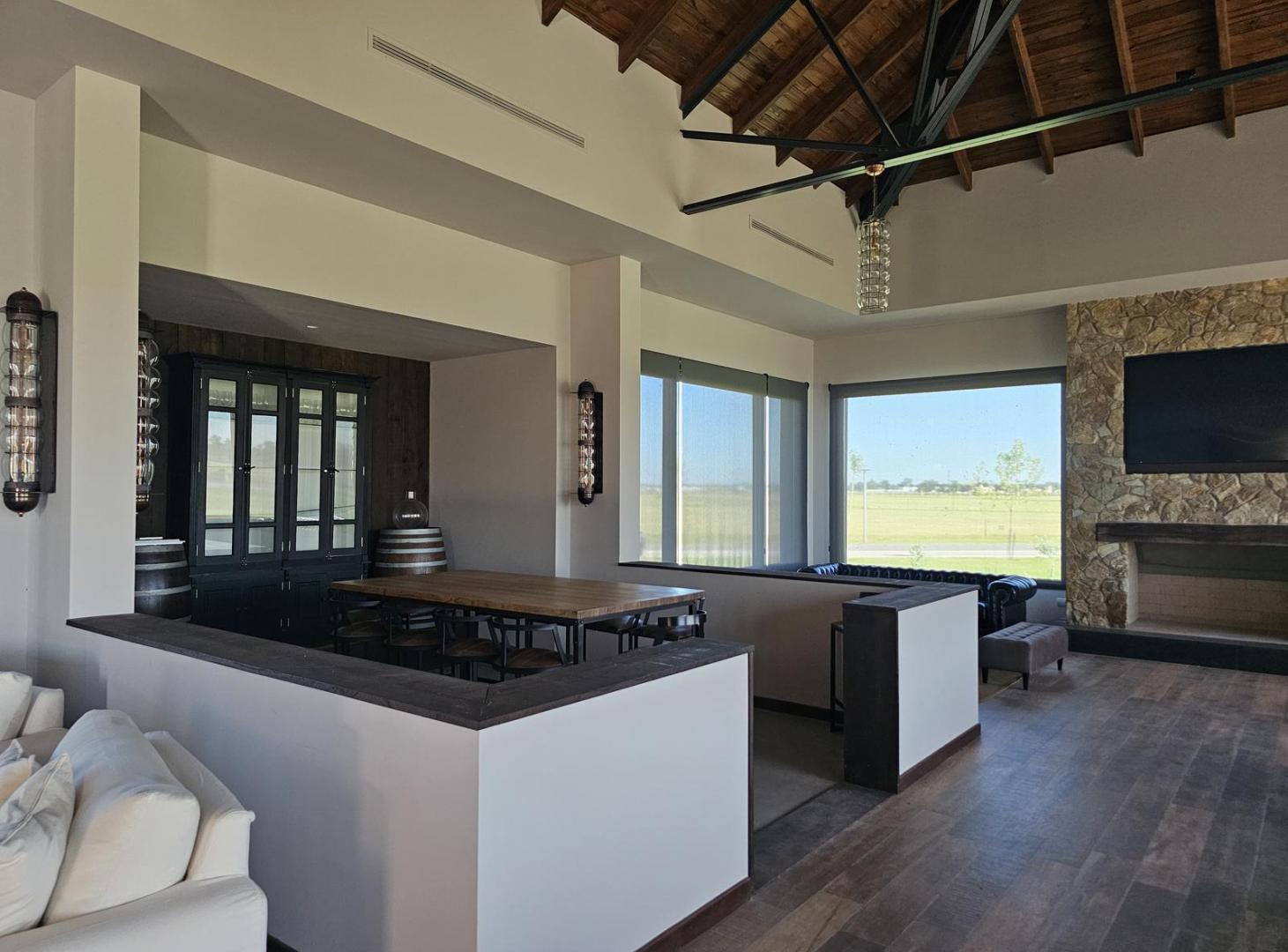 Casa de diseño de 3 dormitorios con jardin, pileta y cocheras en La Finca Funes