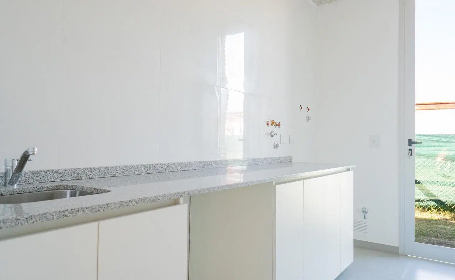 Casa de diseño de 3 dormitorios con jardin, pileta y cocheras en La Finca Funes 5