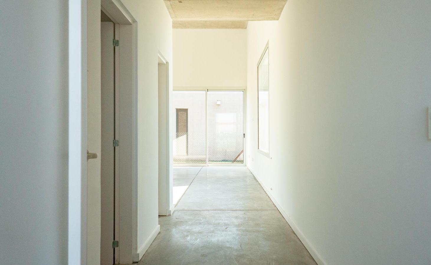 Casa de diseño de 3 dormitorios con jardin, pileta y cocheras en La Finca Funes