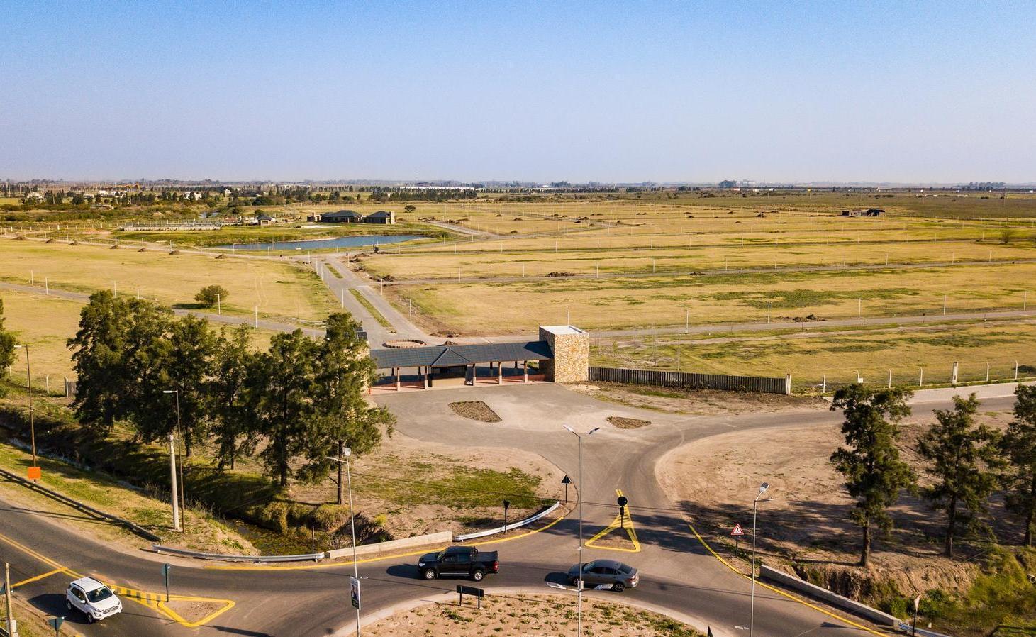 Casa de diseño de 3 dormitorios con jardin, pileta y cocheras en La Finca Funes