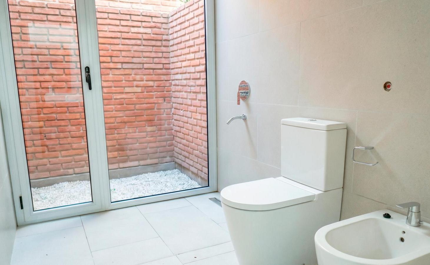 Casa de diseño de 3 dormitorios con jardin, pileta y cocheras en La Finca Funes