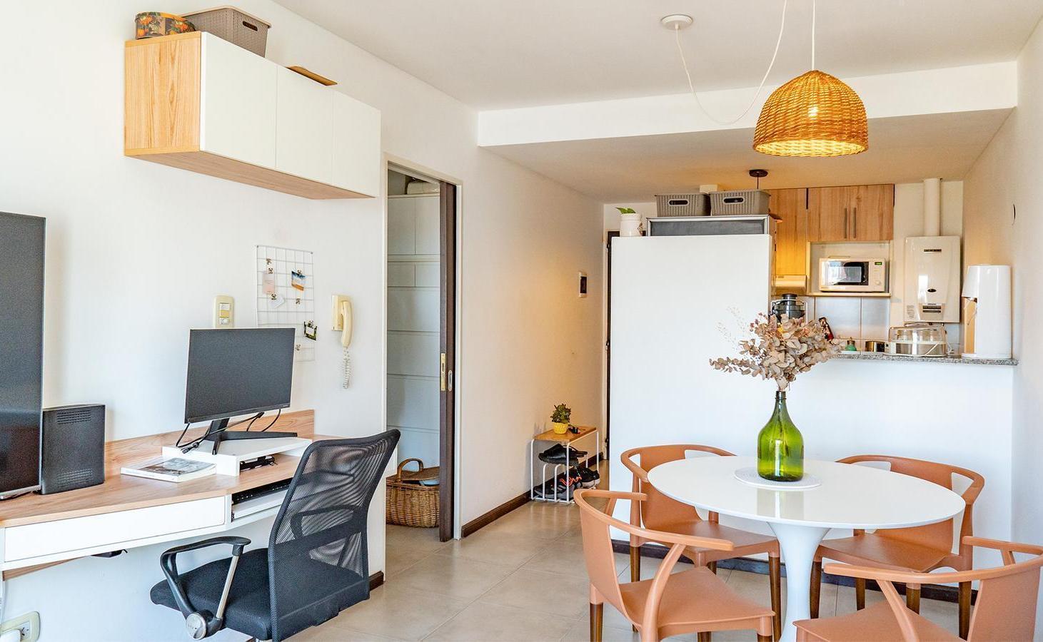 Departamento de 1 dormitorio con cochera a metros de Bv. Oroño