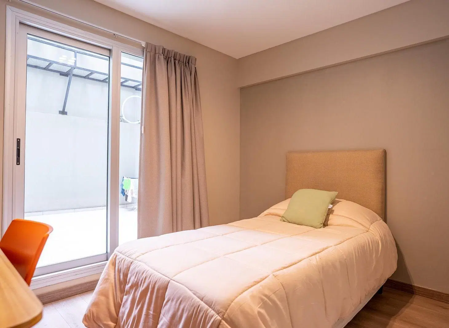 Departamento de 3 dormitorios con patio a metros de Bv. Oroño 3