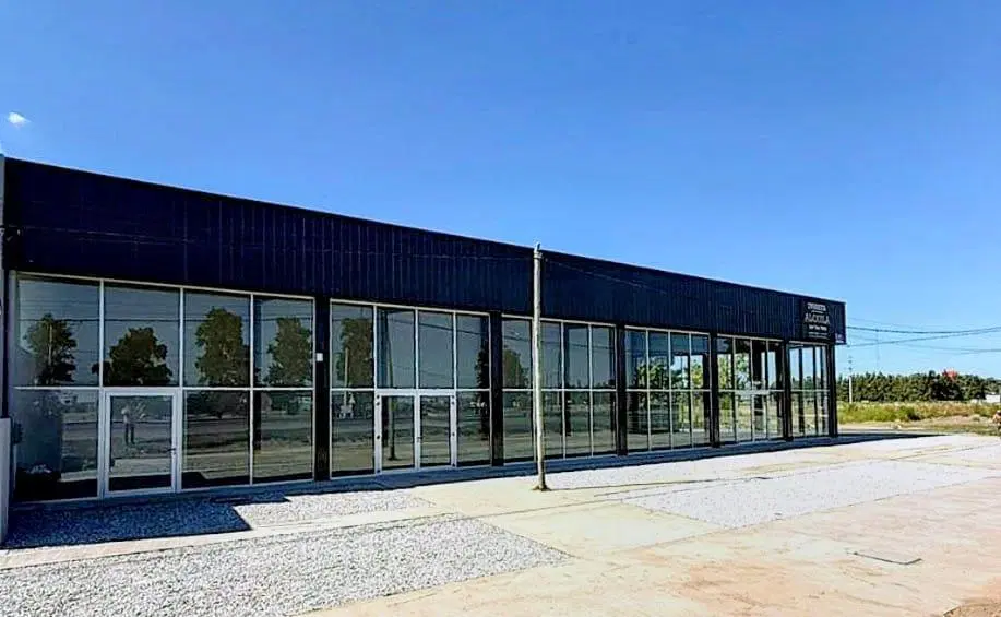 Local a estrenar con vidriera y doble altura en el ingreso de Funes 3