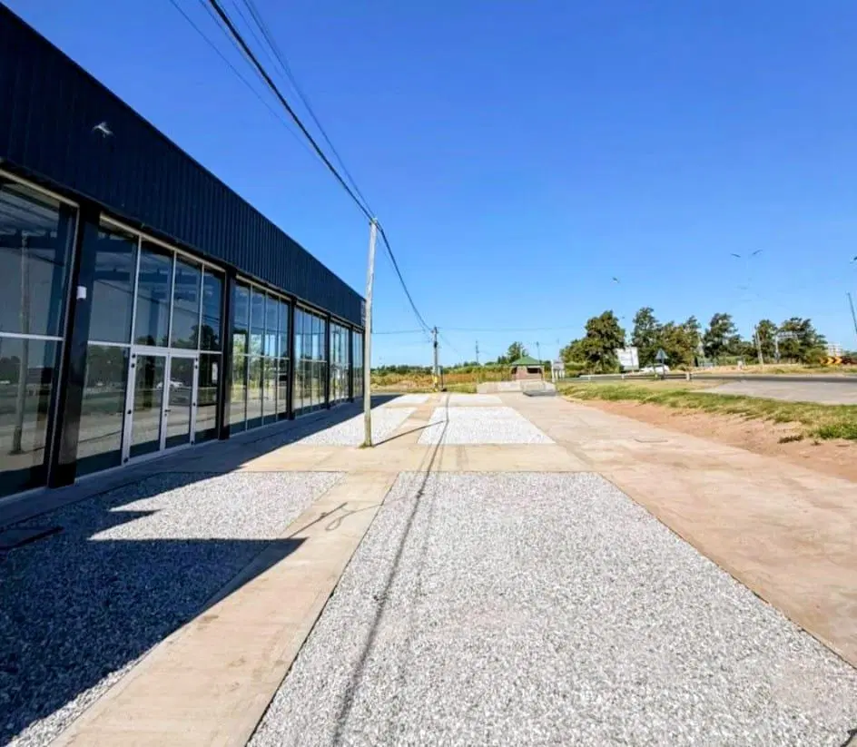 Local a estrenar con vidriera y doble altura en el ingreso de Funes 8
