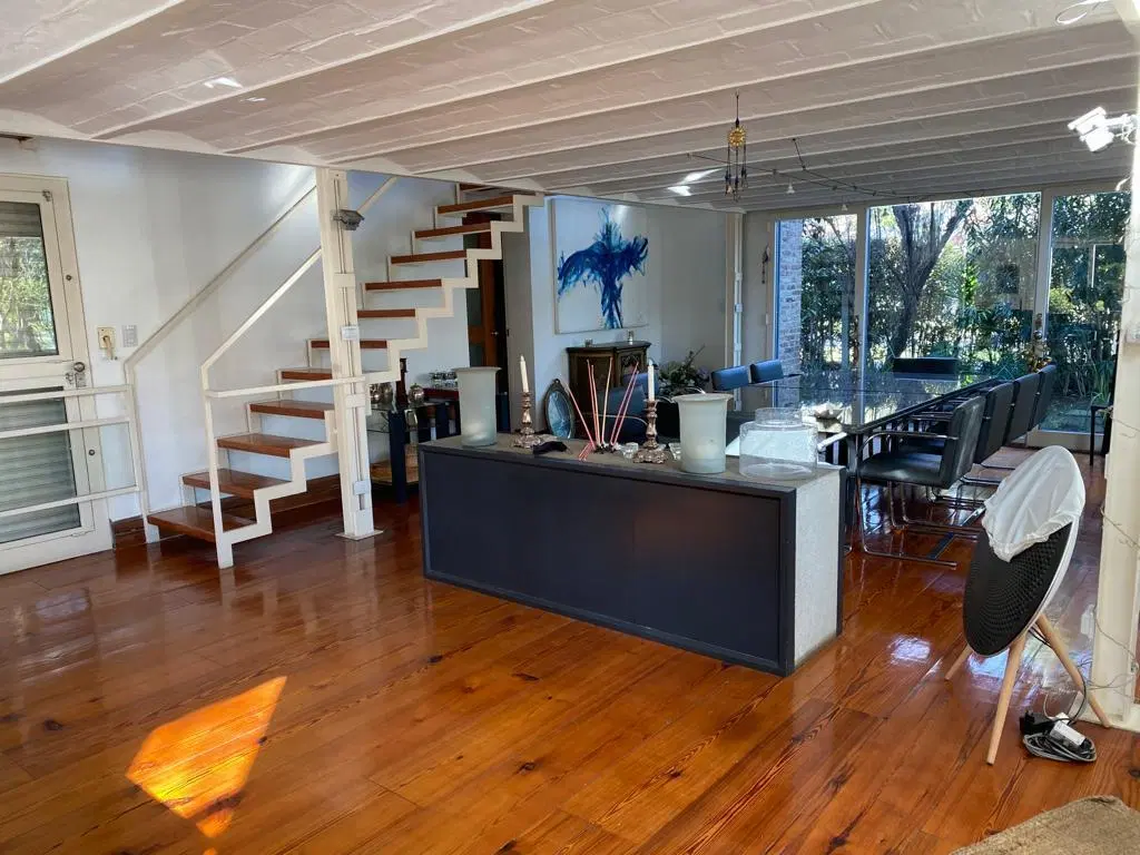 Casa RECICLADA de 5 dormitorios y 4 cocheras sobre terreno de 2500m2 en Fisherton 2