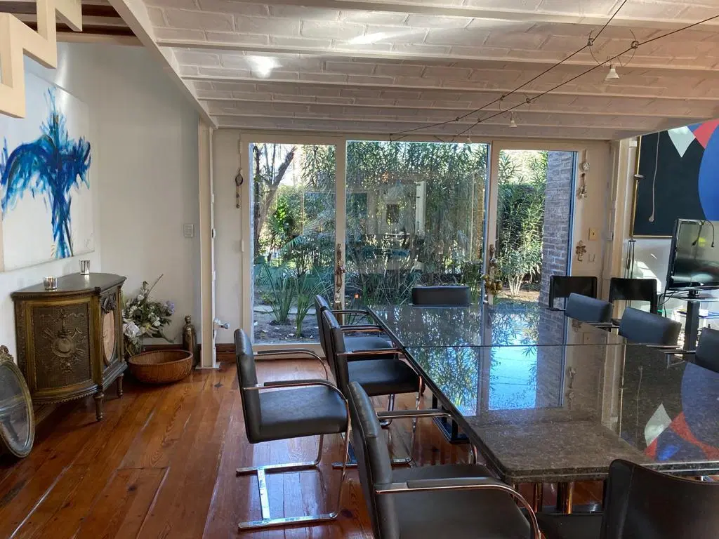 Casa RECICLADA de 5 dormitorios y 4 cocheras sobre terreno de 2500m2 en Fisherton 5